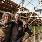 Twee lachende mannen arm in arm