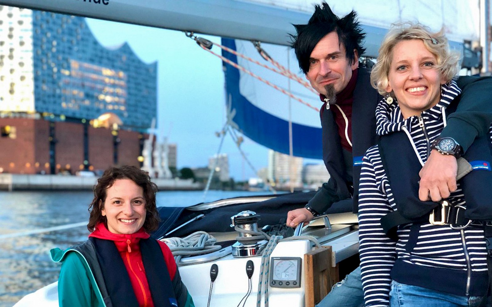 在汉堡港的航海之旅,远眺易北爱乐音乐厅作为背景。