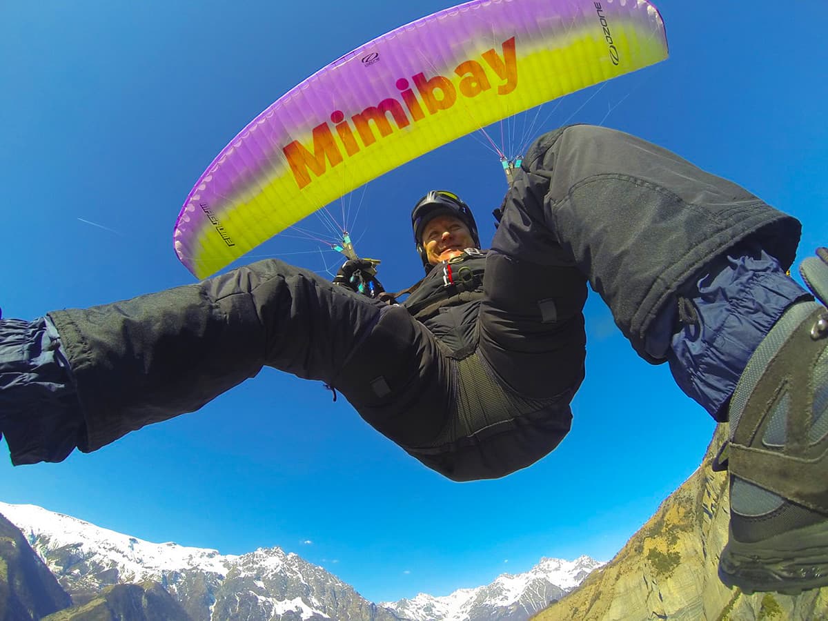 Un homme en parapente