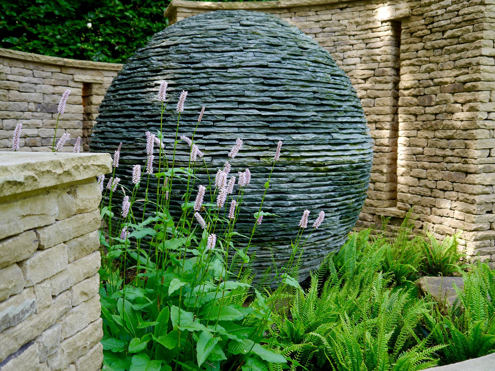 Trockenmauerkunstwerk Steinkugel von Andrew Loudon