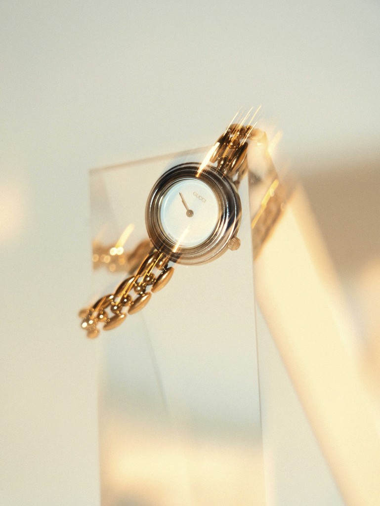 photo d'une montre vintage de collection sur un bloc en plexiglas transparent