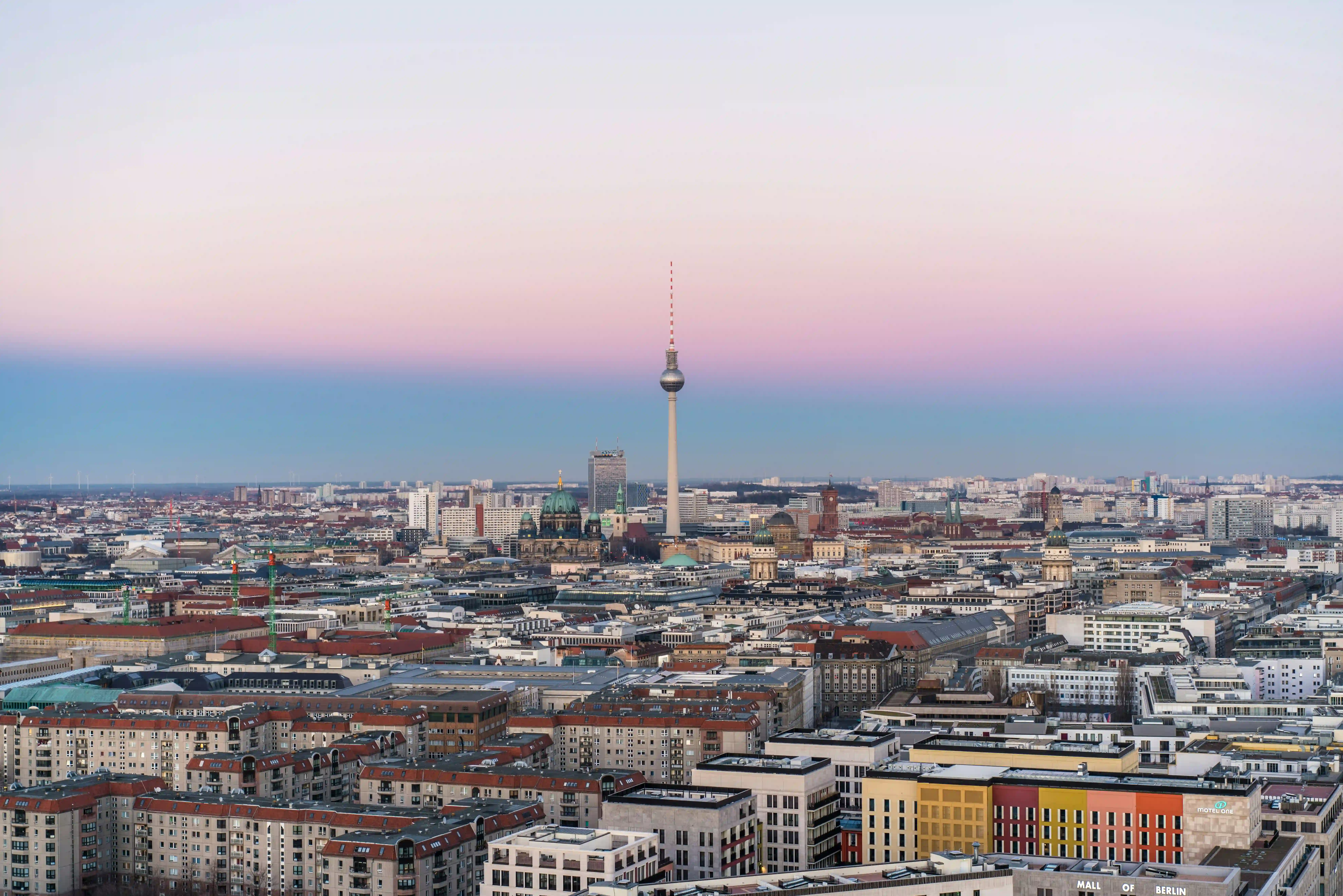 Zwei Personen beim Handschlag vor dunklem Hintergrund – symbolisiert vertrauensvolle Unternehmensnachfolge