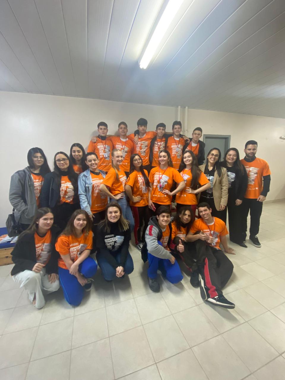 "Futuro e experiência unidos: Alunos dos colégios CMG e Padre Schuler junto às multiplicadoras do Núcleo da Mulher Empreendedora da AECS na abertura da 1ª edição do Geração Empreendedora em Cocal do Sul."