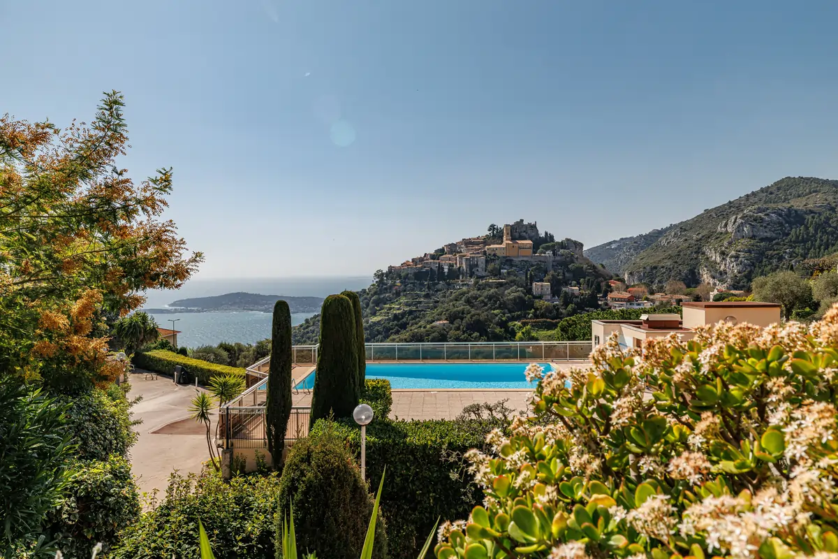 Photographie d'une magnifique piscine