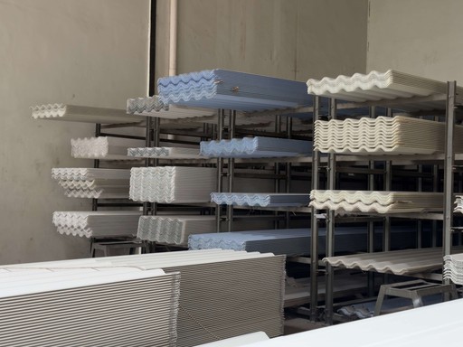 Gudang Bosku Bangunan berisi stok atap uPVC dan material bangunan di Tangerang