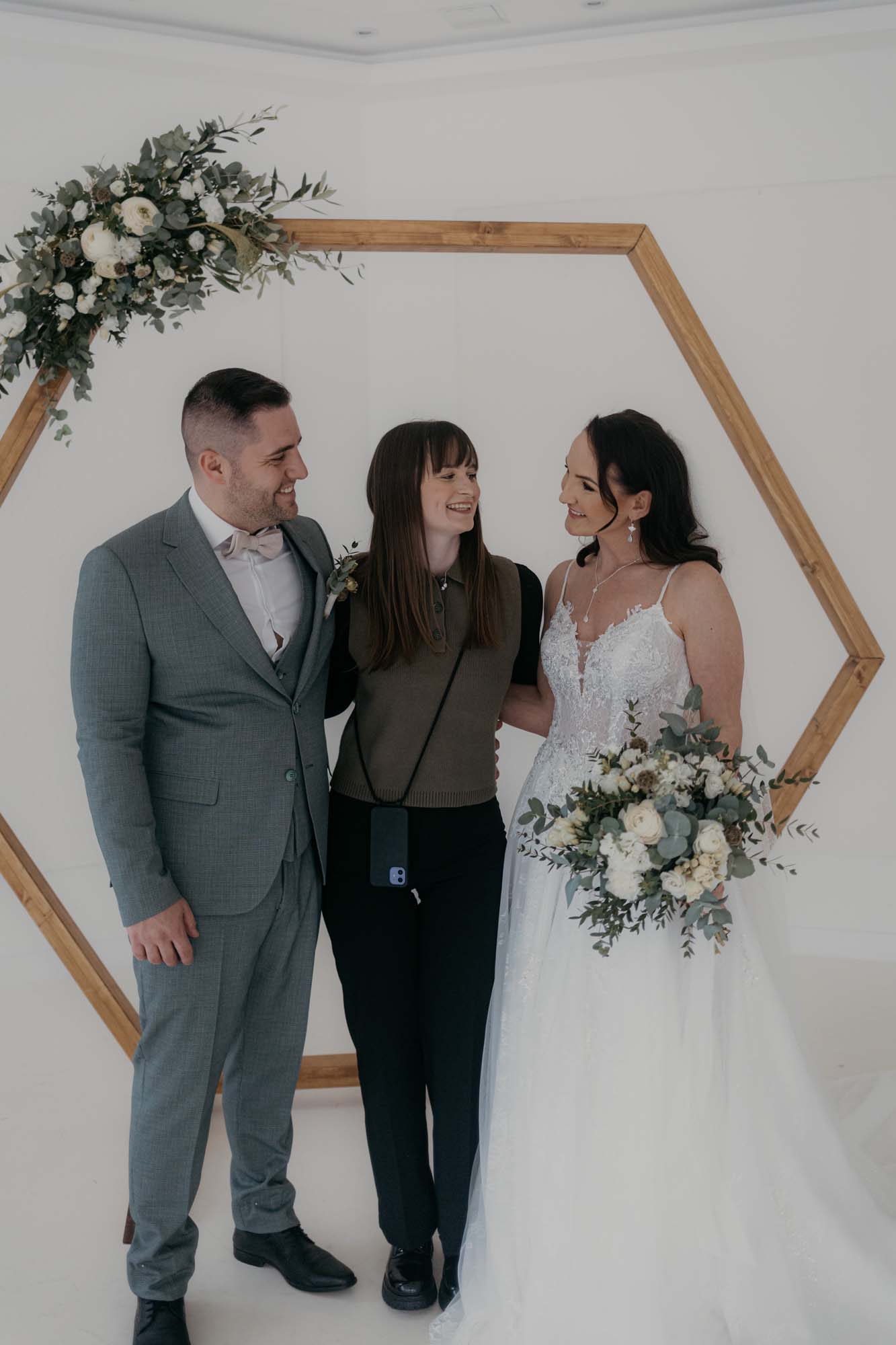 Hochzeitsplanerin Emily aus NRW mit ihrem Brautpaar.