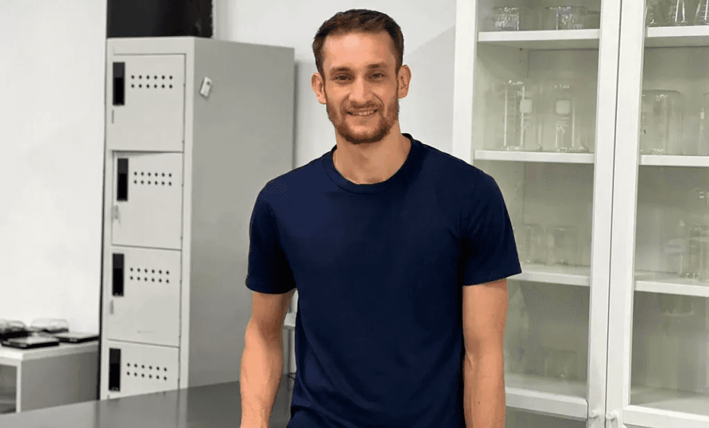 Portrait of Andres Meiners standing in a lab.