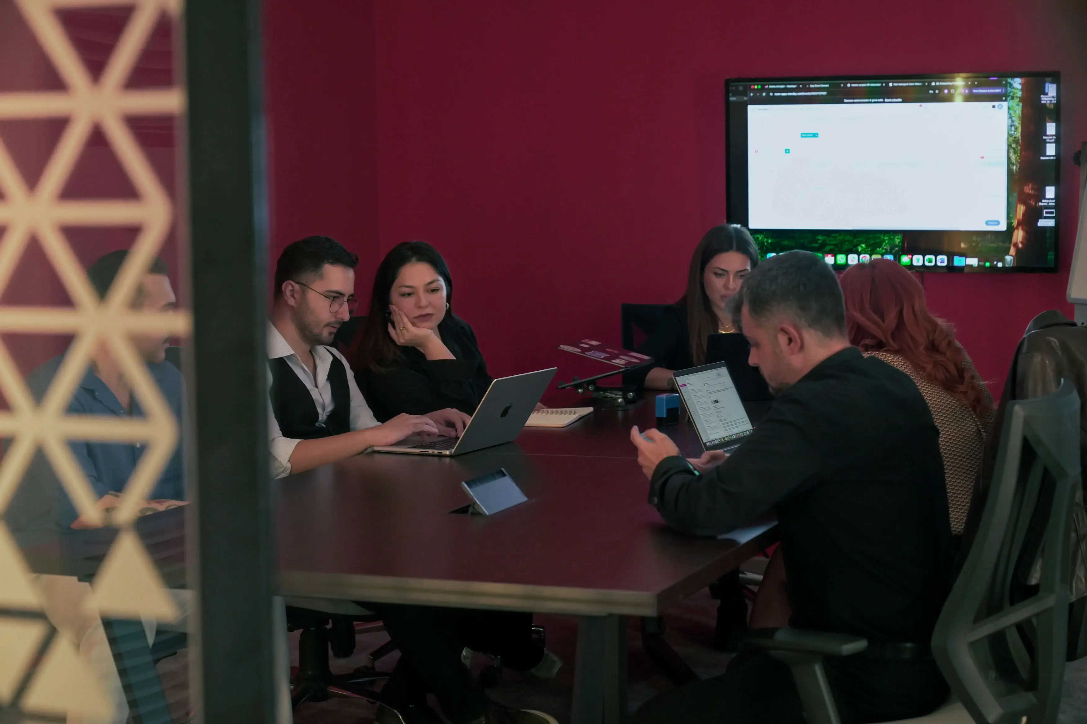 Neon Apps employees exchanging ideas during a project meeting