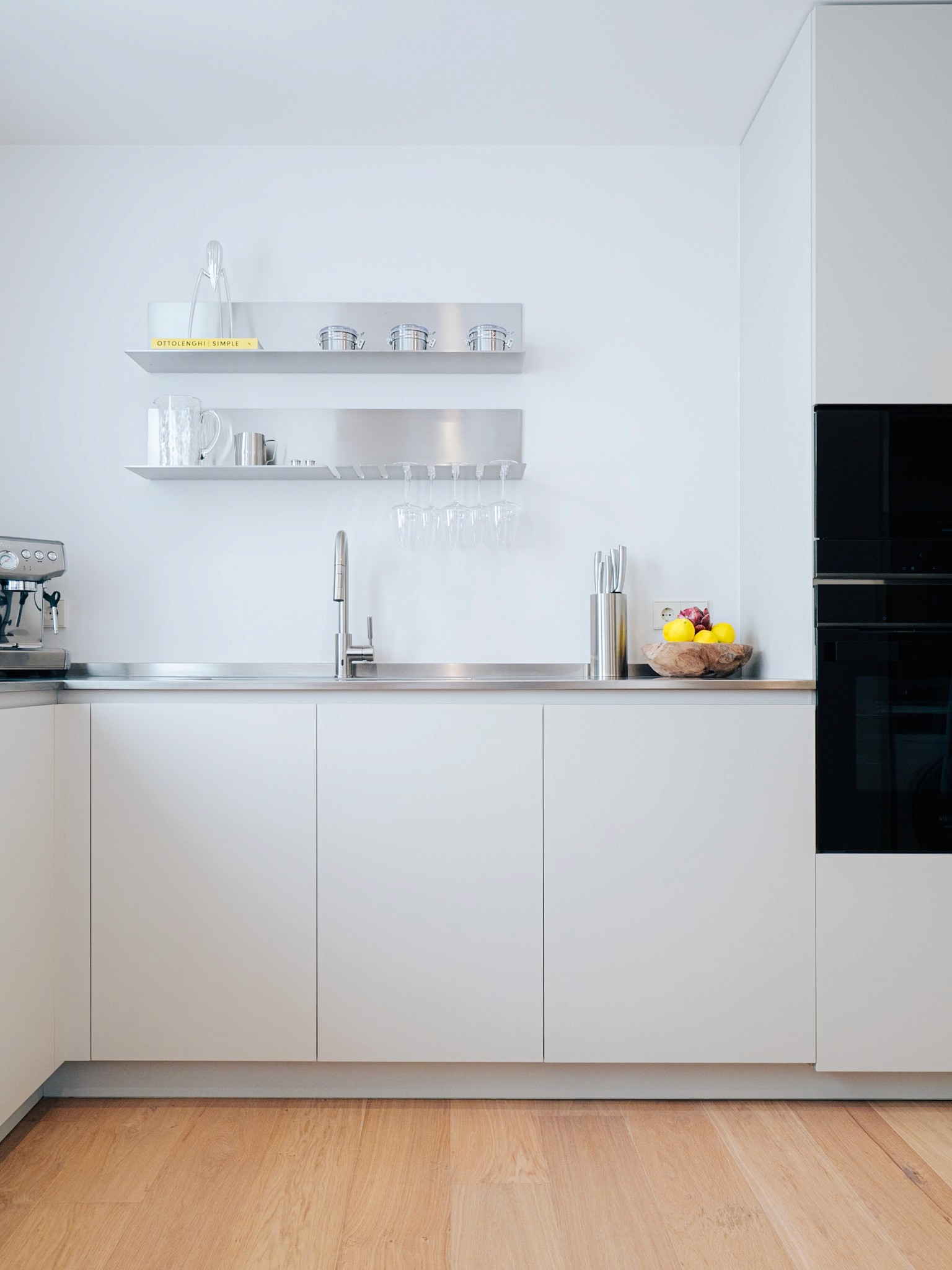 Proyecto Ponzano 53 de Calienzo, interiorismo en Chamberí con madera natural, travertino y luz cálida