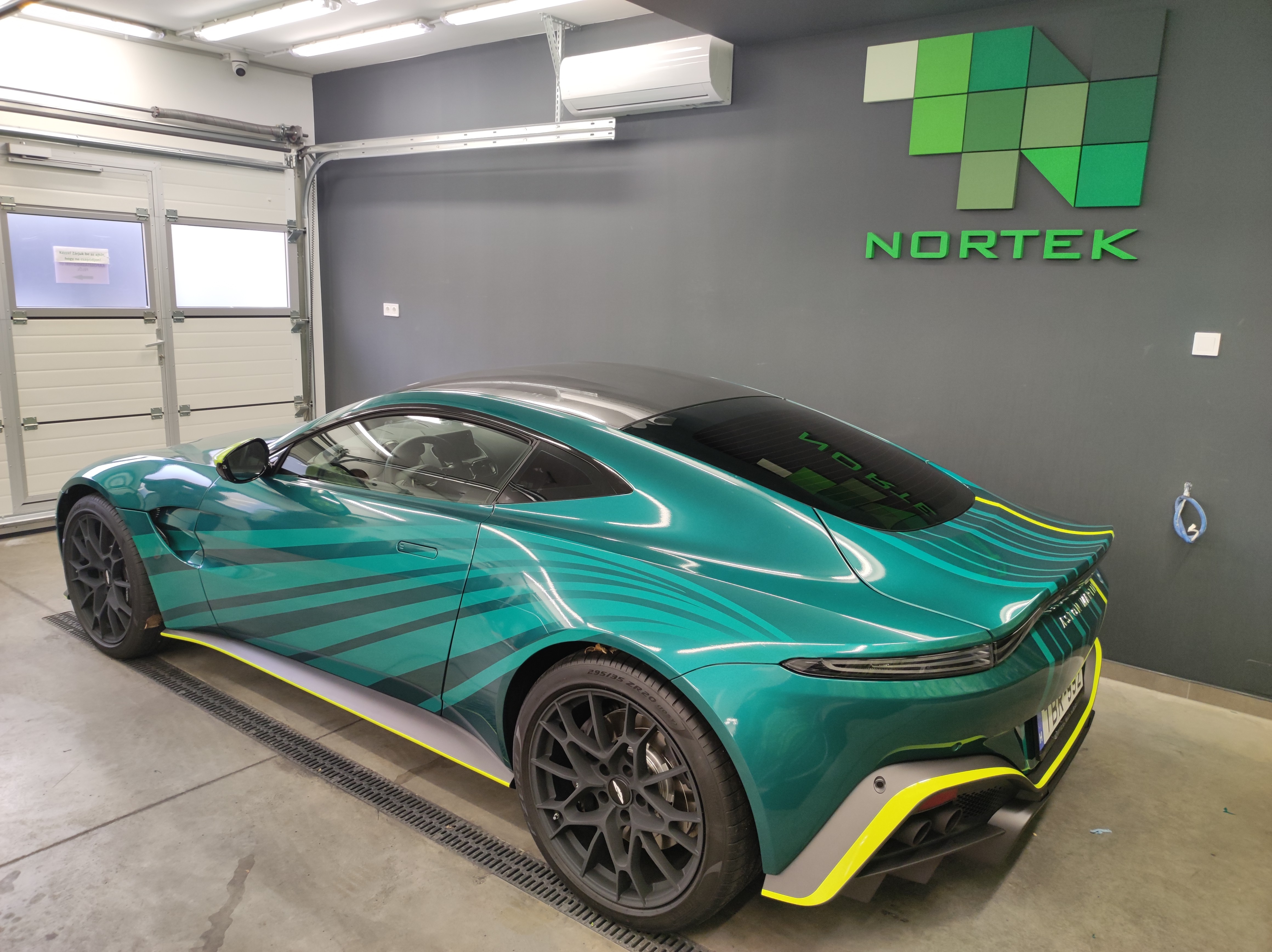 Aston Martin Vantage nyomtatott dekorfólia