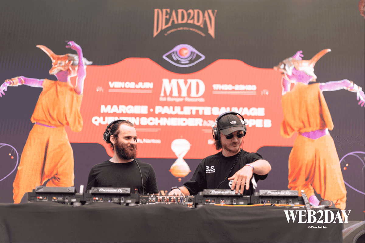 Deux photos, une de DJ en performance à l'événement Dead2Day et une autre montrant un lieu décoré.