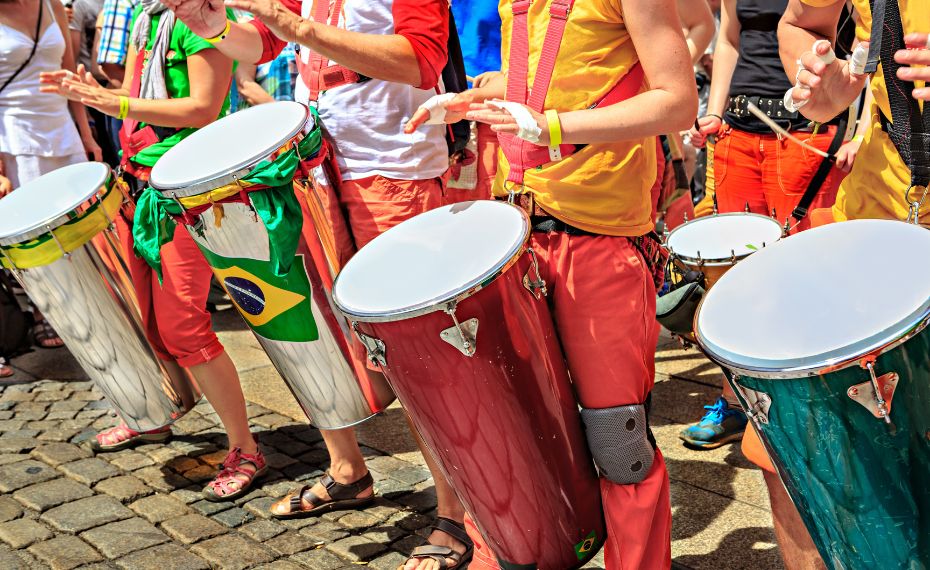 Carnaval deve movimentar R$ 12 bi: veja como marcas estão se preparando para a folia