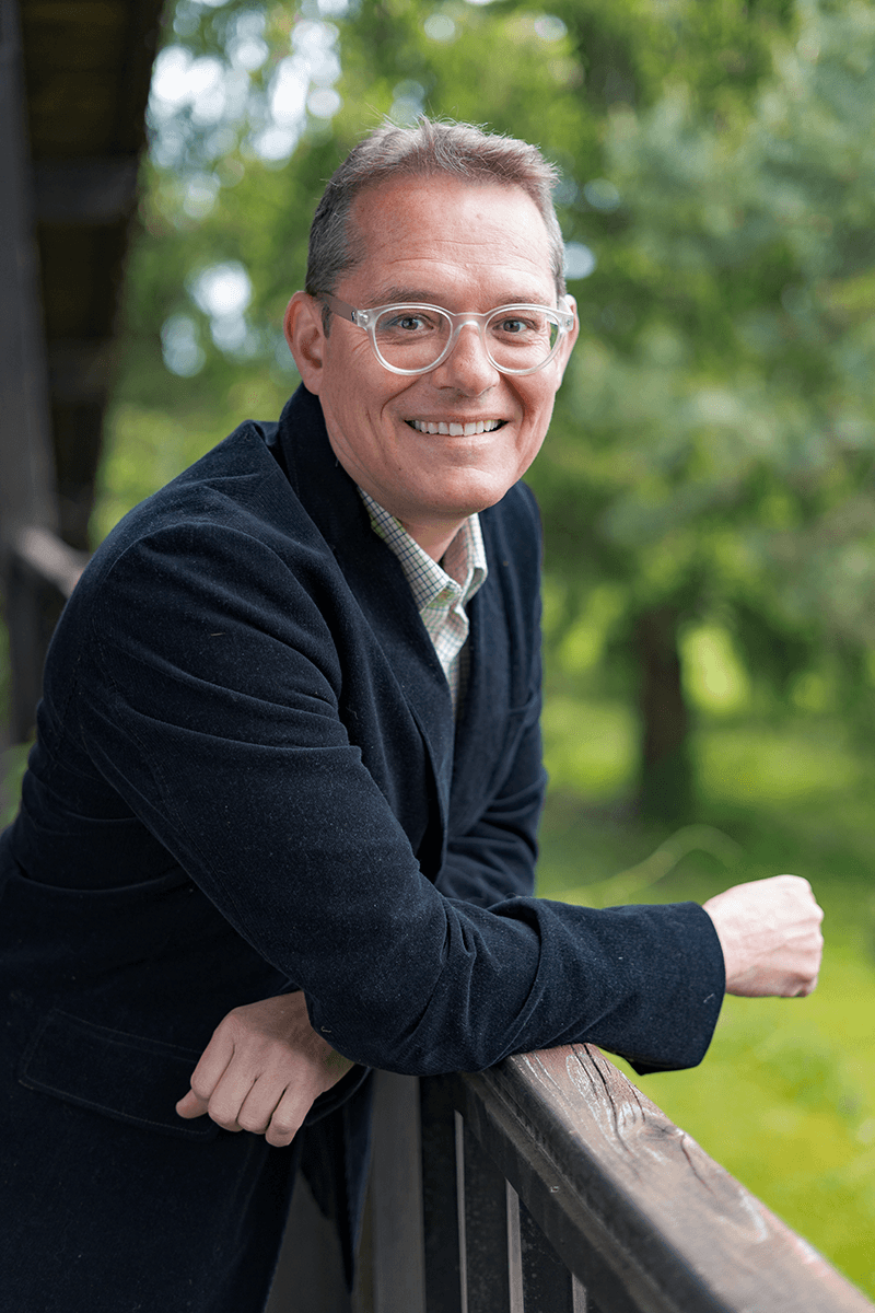 Portrait  professionnel homme accoudé à un balcon