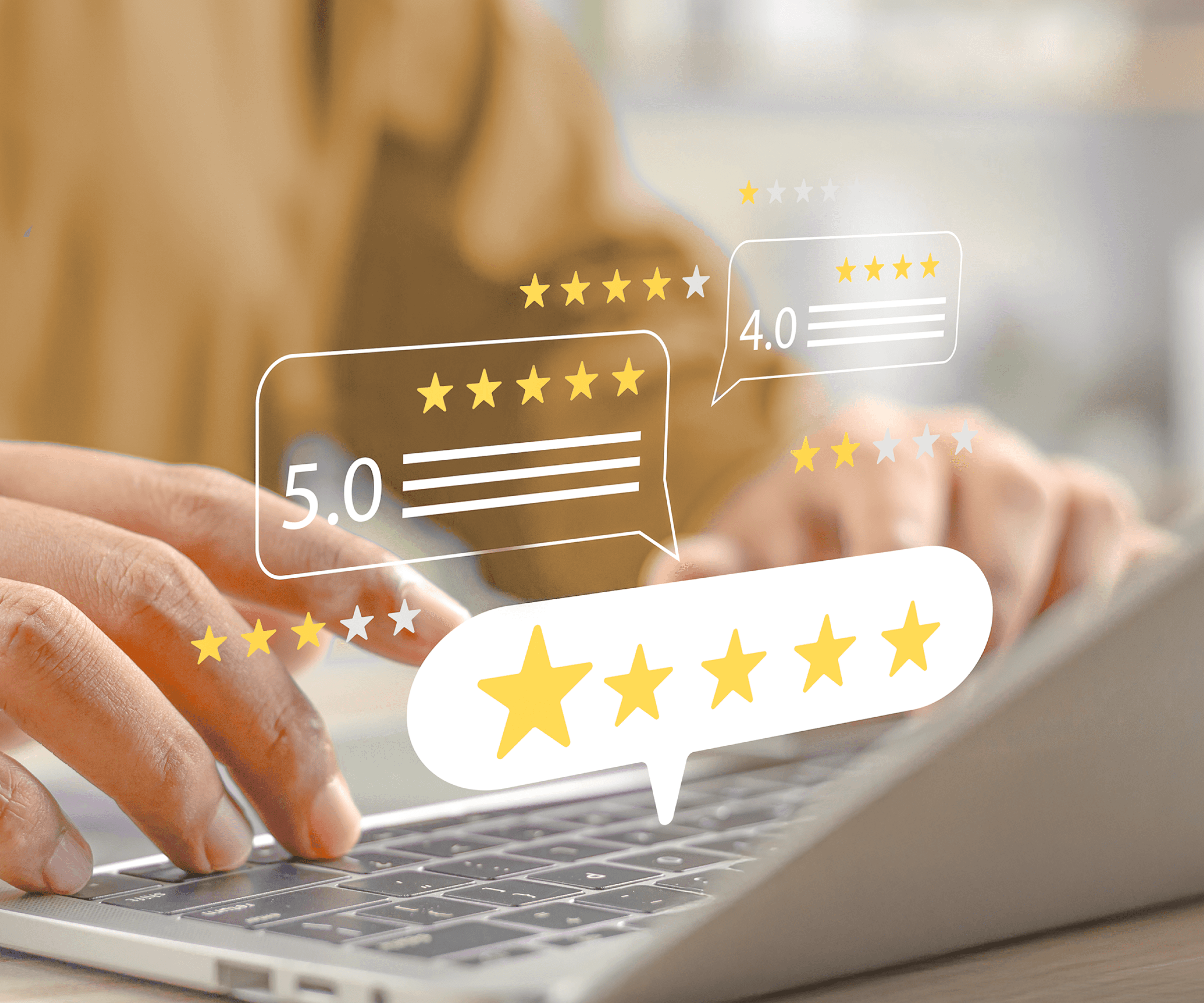 Mãos digitando no notebook com ícones de avaliação 5 estrelas – depoimentos de pacientes satisfeitos
