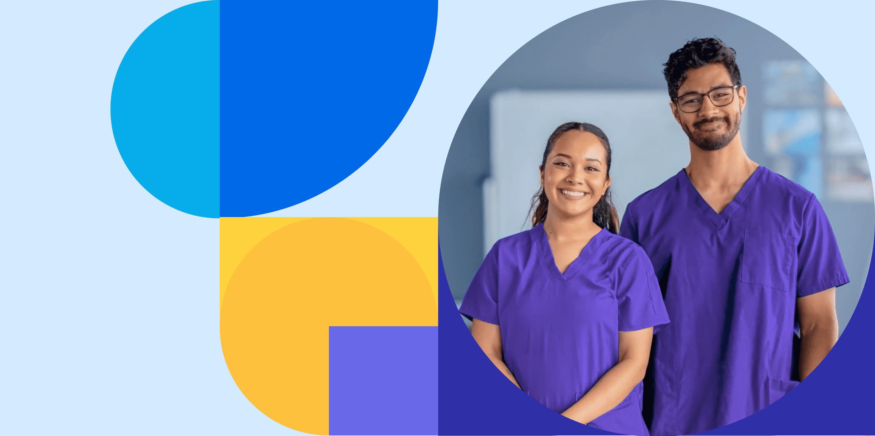 Equipo de cuidadores con uniforme sonriendo