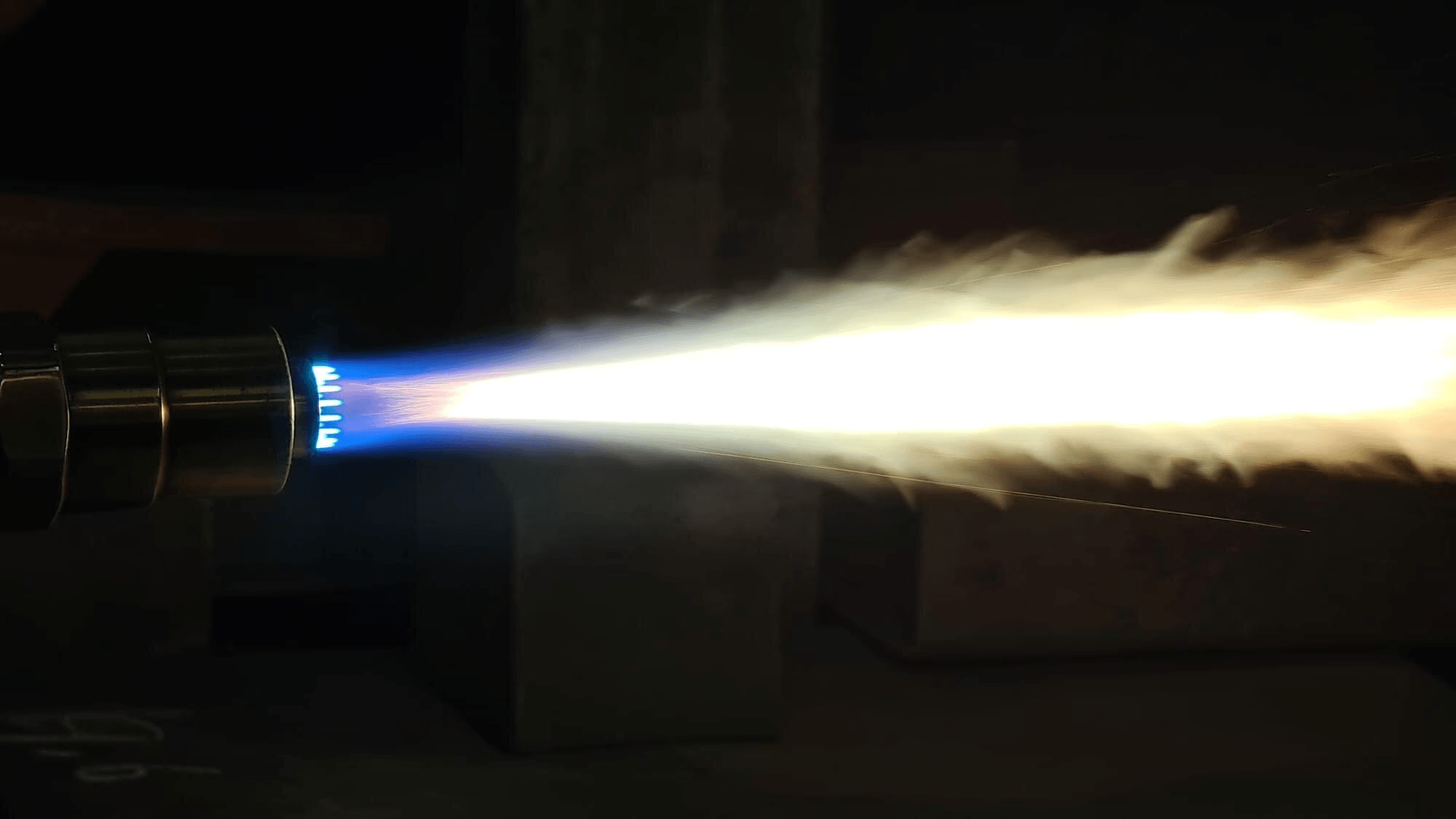 Poederspuiten met intense vlam en rookontwikkelingen op een industrieel werkstuk bij Plasma Service 