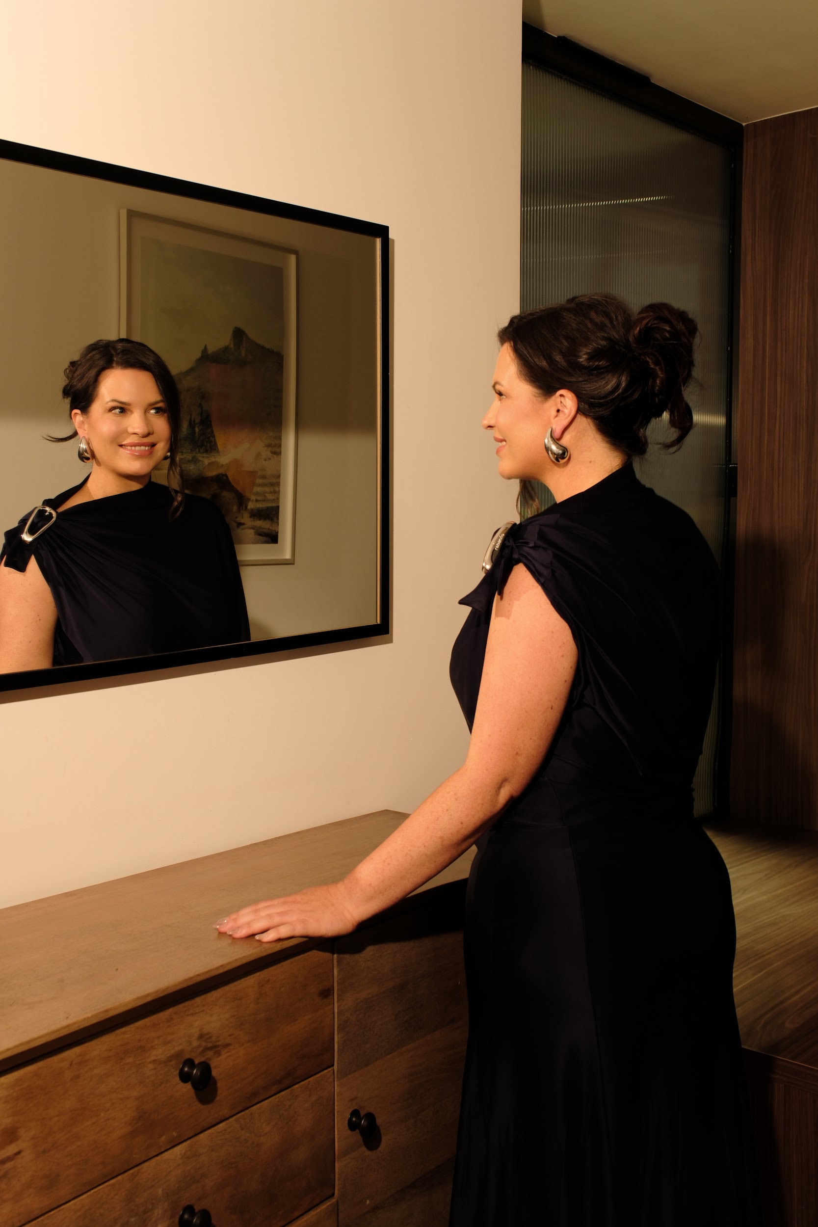 black and gray microphone stand