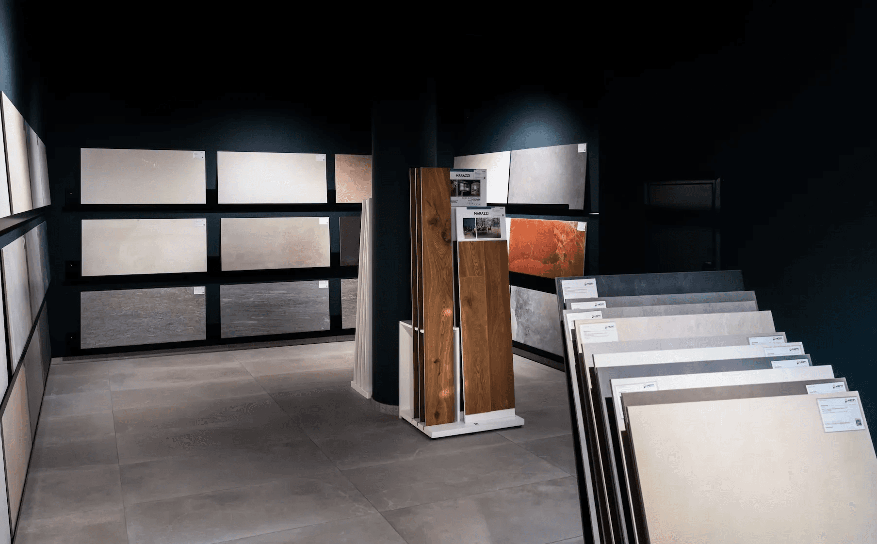 Hoti Showroom mit grosser Auswahl an Boden und Wandplatten