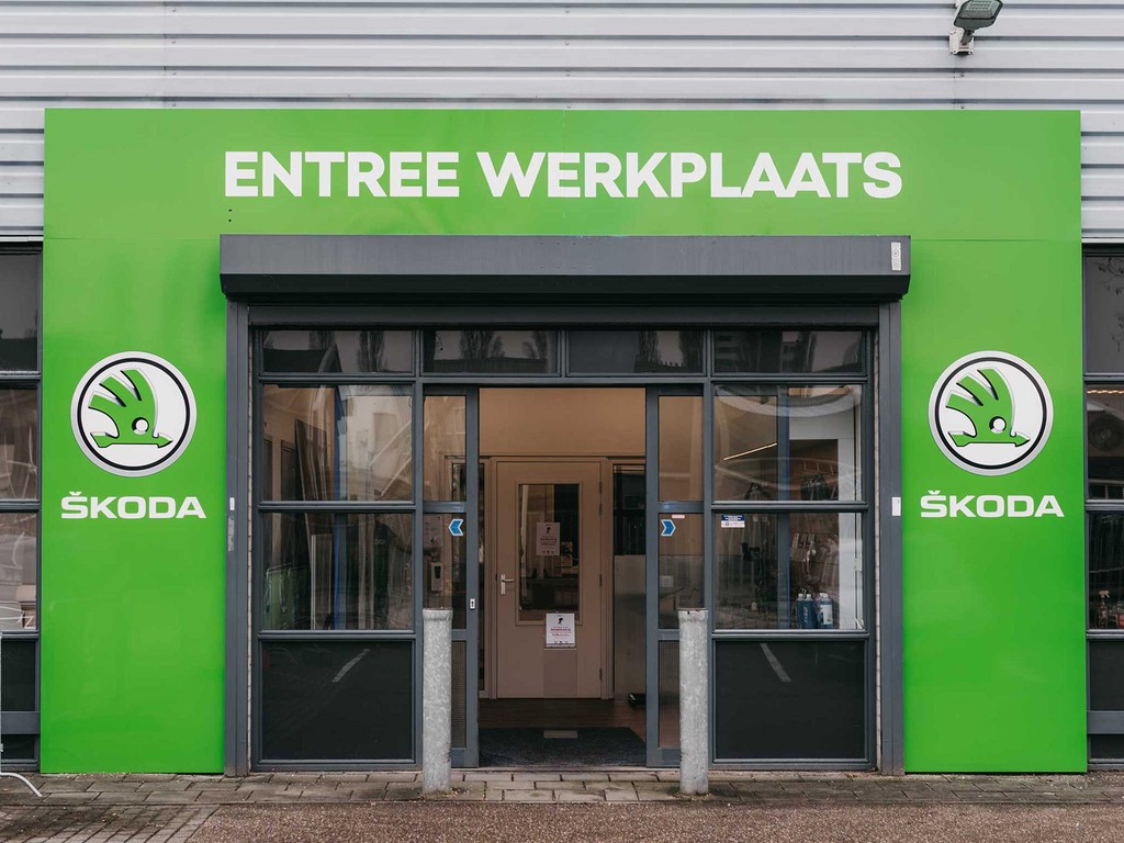 Gevel en terrein signing Skoda 