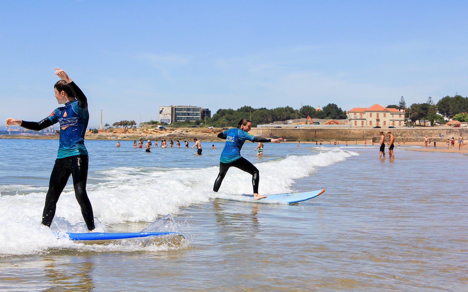 Lizbon'daki bir grup dersi sırasında tahtalarda dengede duran sörfçüler.