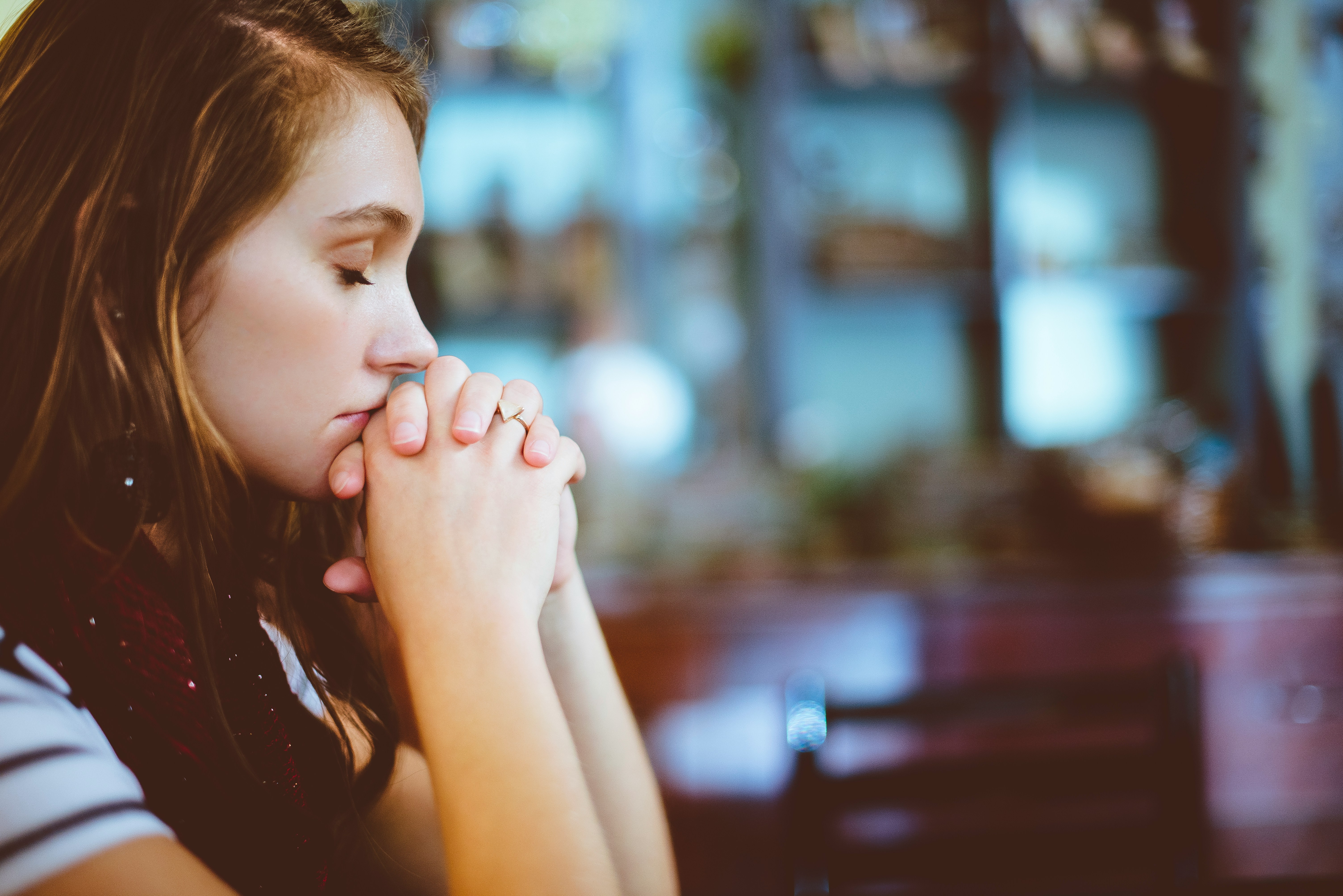 girl thinking about Building A Second Brain Notion