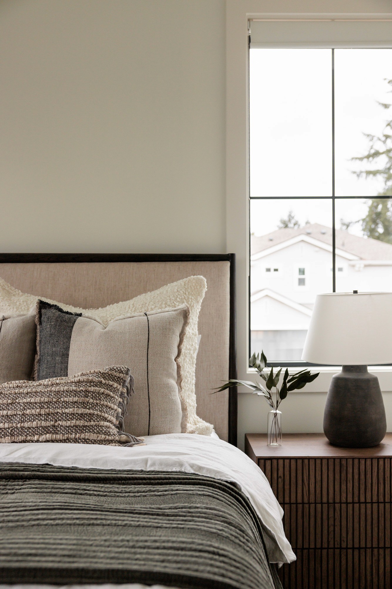 We’re so excited to share details from The Woodinville House: Guest Bedroom –– one of our favorite interior design + professional organizing projects in Woodinville, WA.