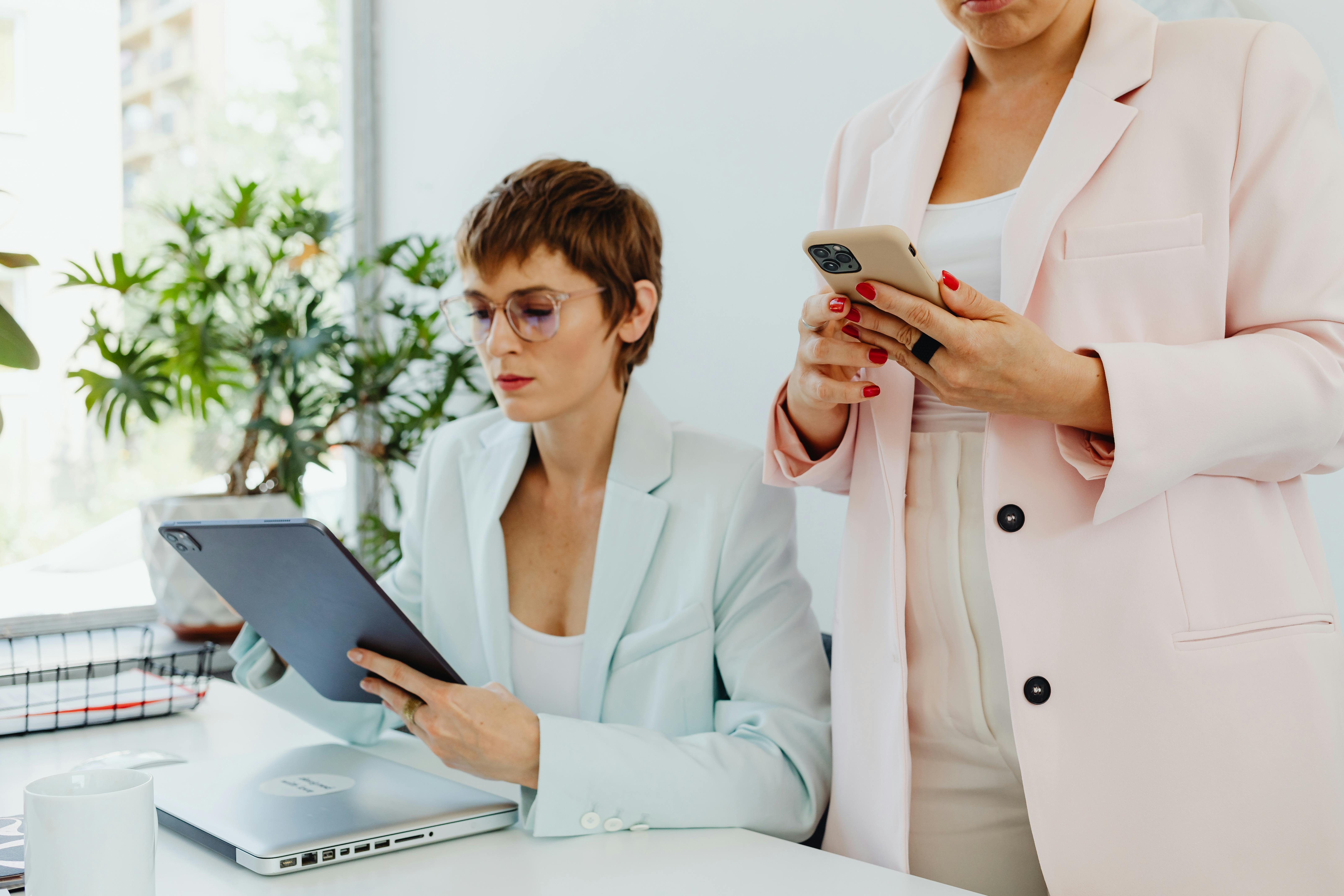 Women in blazers researching about what to know before choosing a mortgage broker