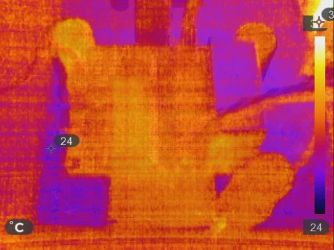 Thermal image during the −60V reverse polarity test: the board stays cool, protection blocking the input