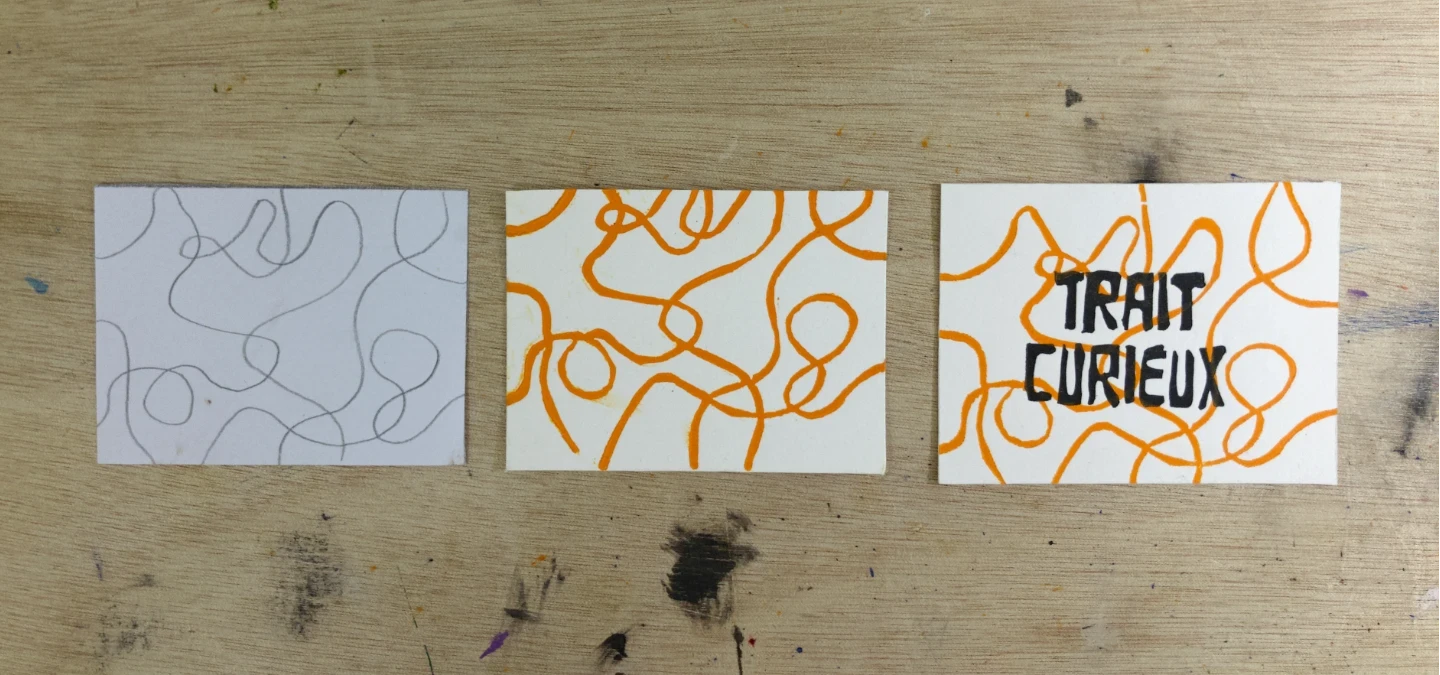 Trois étapes de fabrication de la carte Trait Curieux : esquisse au crayon, tracé encré en orange, puis ajout du texte en linogravure noire.