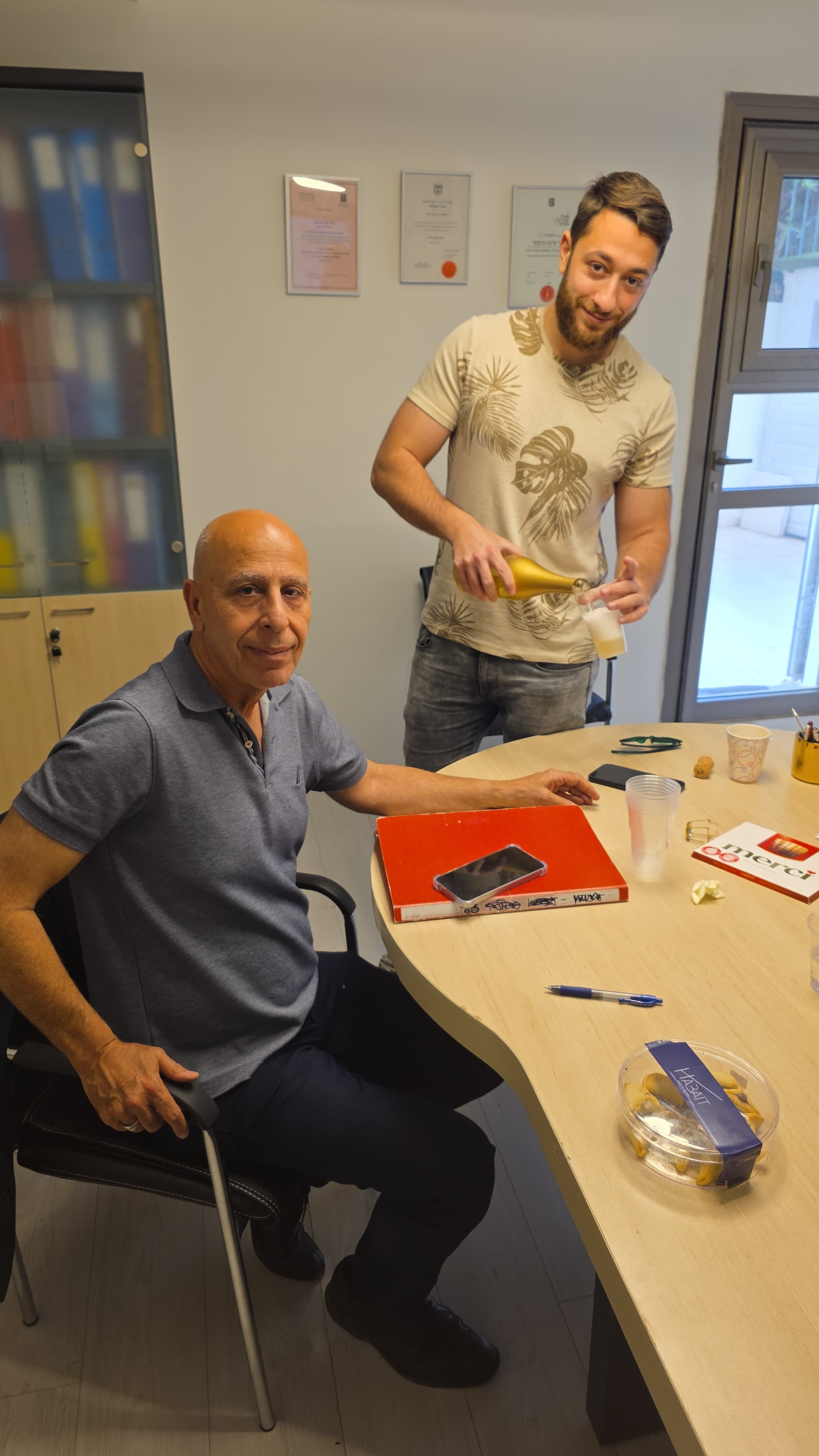 מוזגים שמפנייה אחרי עסקת נדלן