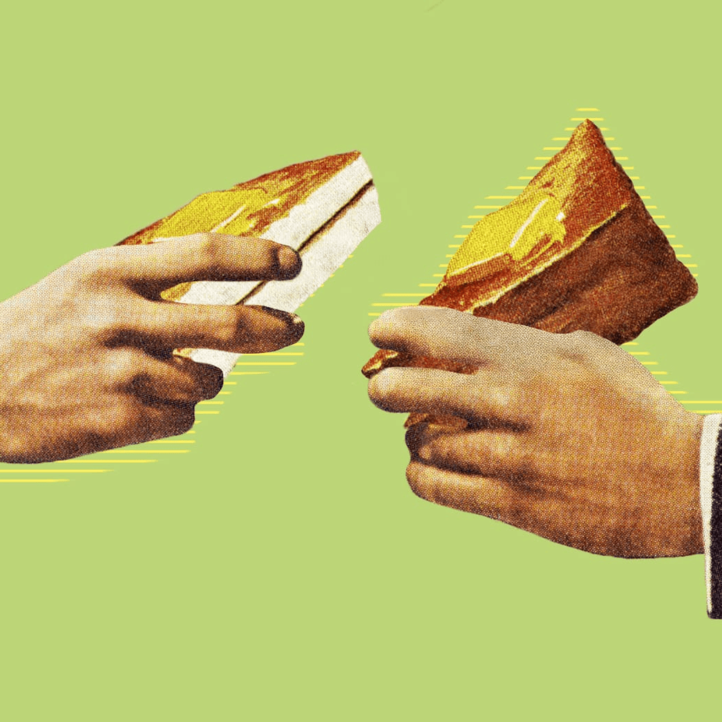 Manos sosteniendo rebanadas de pastel en fondo verde, arte contemporáneo.