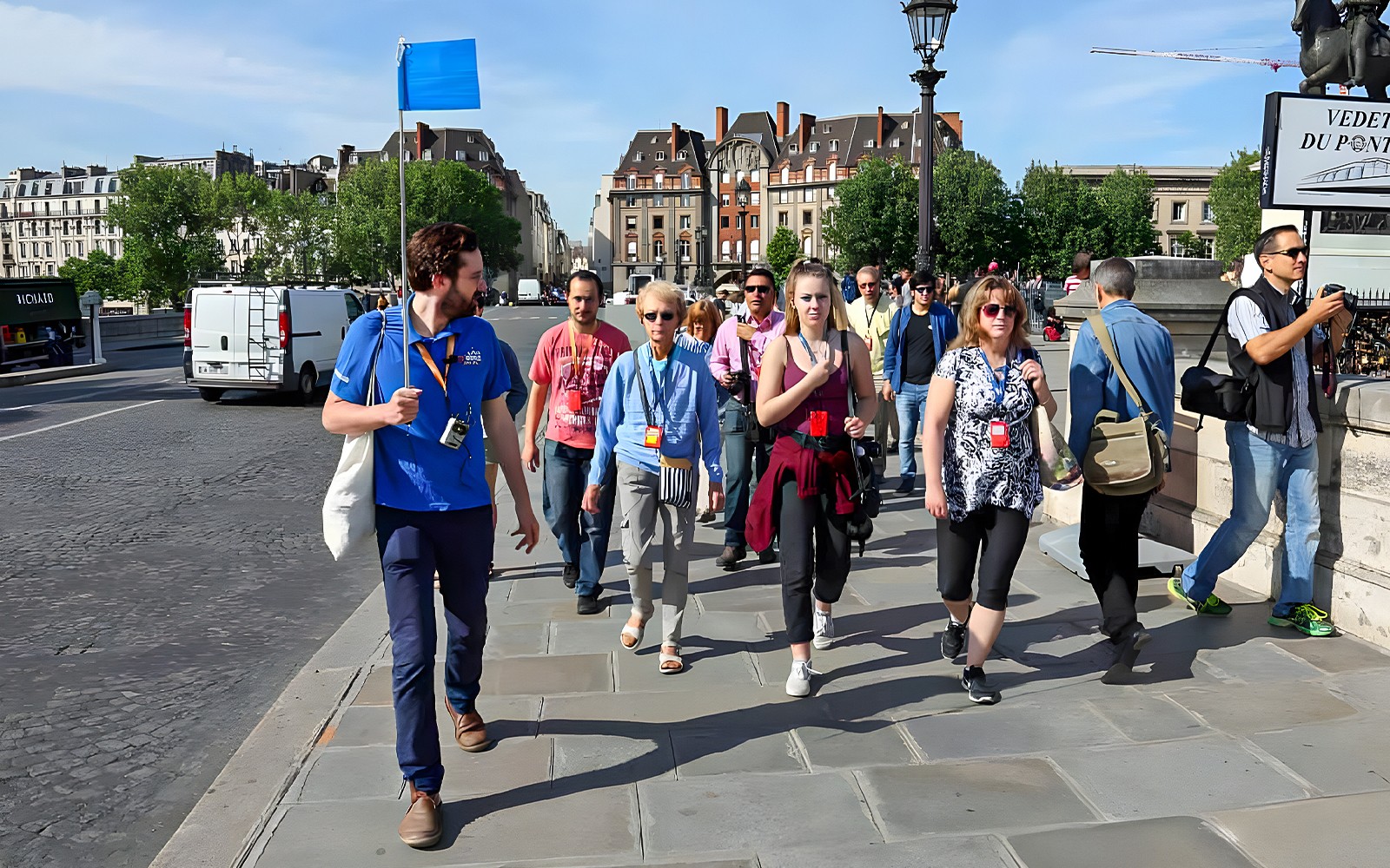 Guide leder en liten gruppe nær Notre Dame, Paris.