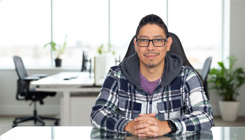 Retrato profesional de Carlos López, Diseñador UX y especialista en SEO; su expresión proyecta apertura, invitando a la colaboración estratégica para transformar la visión de nuevos productos digitales.