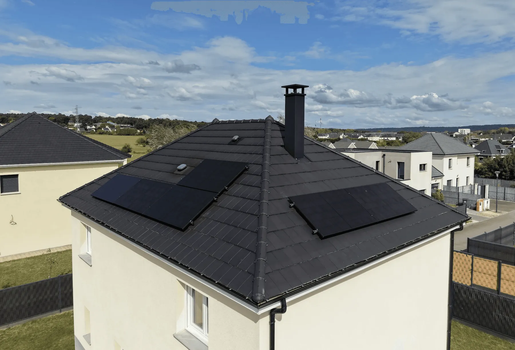 Photo d'une maison à Oissel en France équipée de panneaux photovoltaïques dont l'installation a été faite par Solarock.