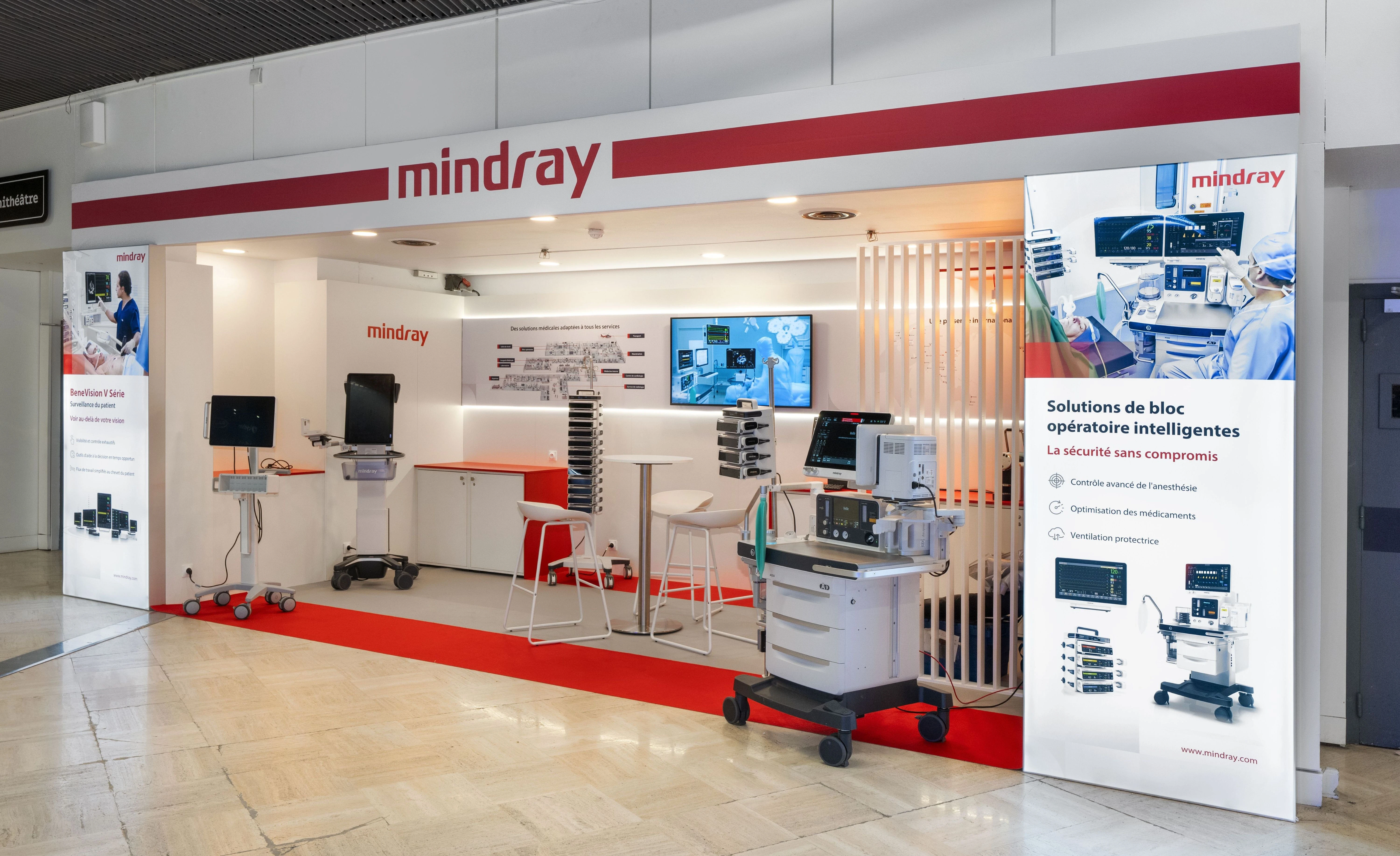 vue frontale du stand Mindray SFAR 2025 avec comptoir central et dispositifs de monitoring