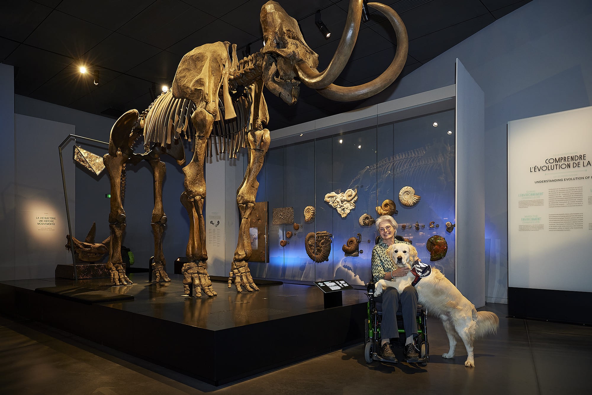 Christine accompagnée de son chien d’assistance Sisko, photographiés par Frédéric Bourcier au Musée des Confluences dans le cadre d’un reportage documentaire social pour Handi’Chiens.
