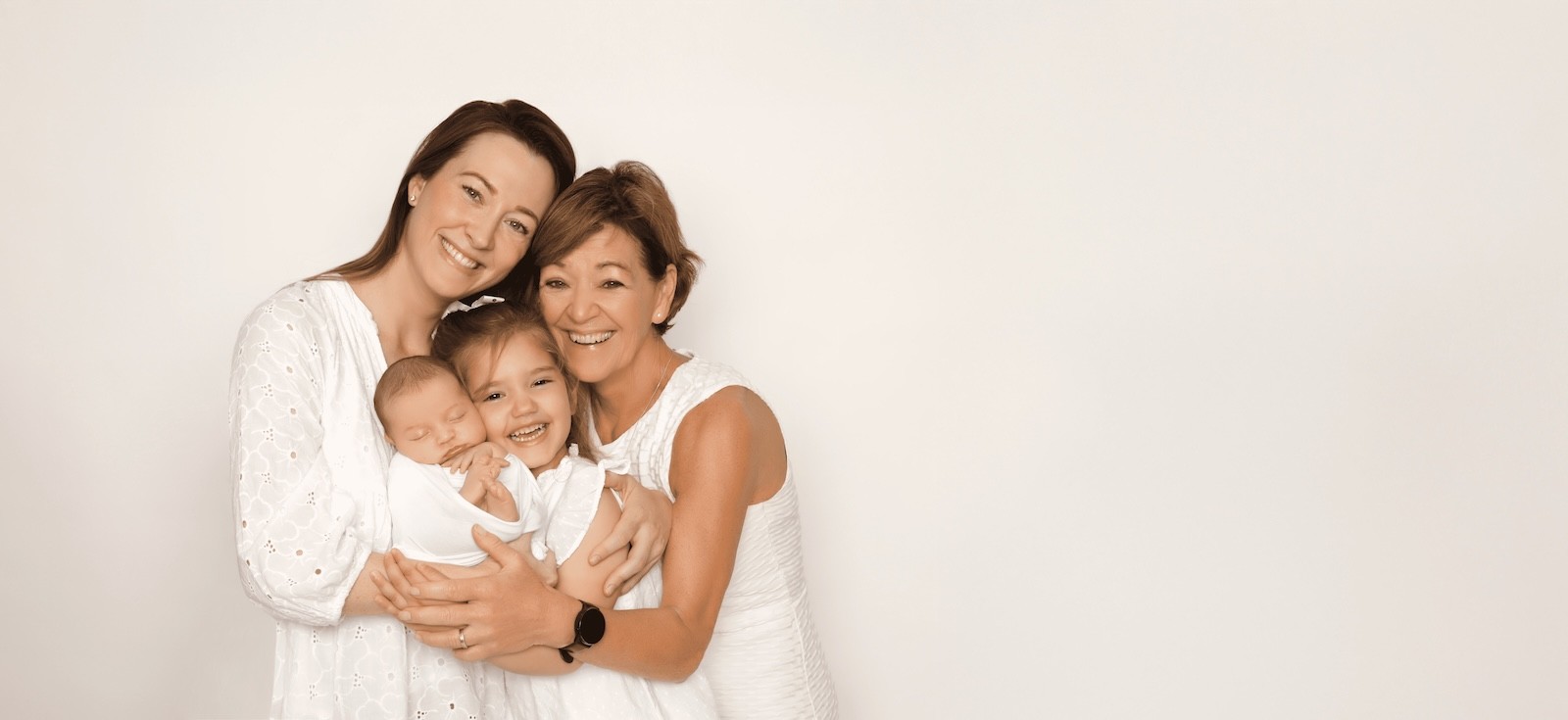 professional female photographer in dubai specialised in newborn and pregnancy