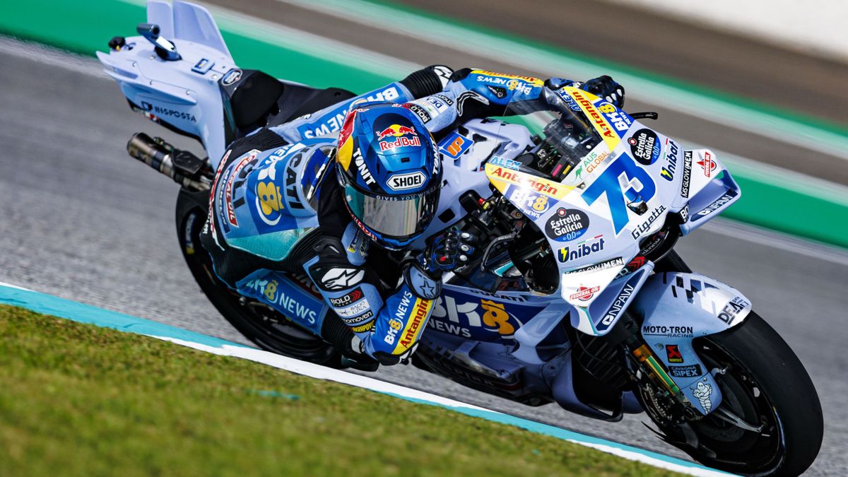 Dynamic picture of a cyclist riding downhill