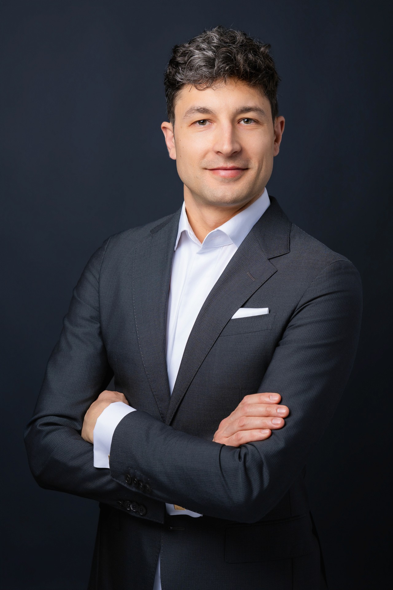 Professionelles Bewerbungsfoto eines Mannes im grauen Anzug, Business Portrait aus Zürich mit neutralem Hintergrund