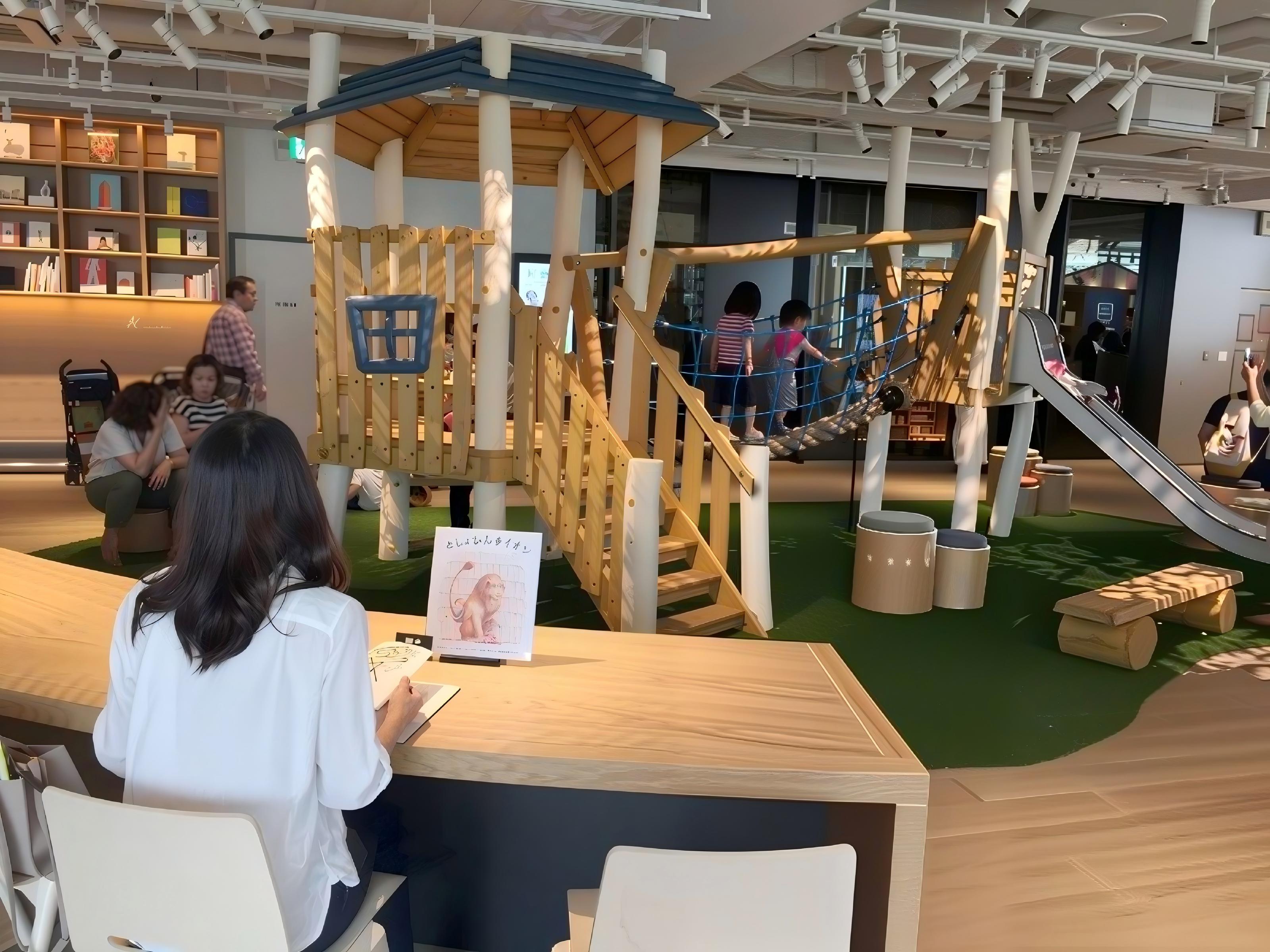 香港機場店舖裝修結合兒童遊樂區與親子候機區，透過視線互通設計帶動周邊餐飲與零售轉化 (Hong Kong airport shop fit-out with kids play area and family waiting zone using visual connectivity to drive F&B and retail conversion)