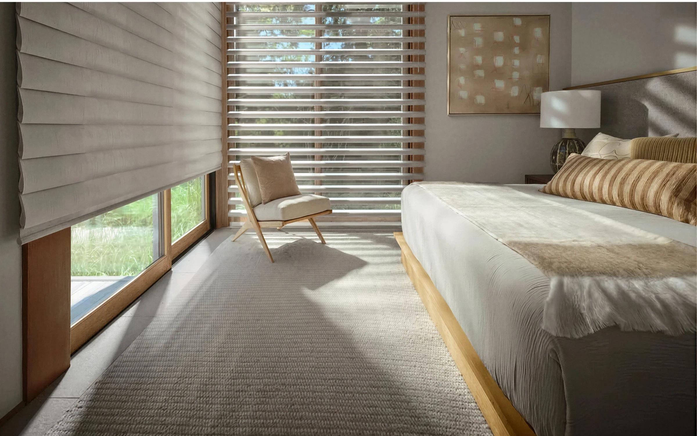 Persiana Silhouette Hunter Douglas em quarto residencial com controle de luz suave e privacidade em Curitiba