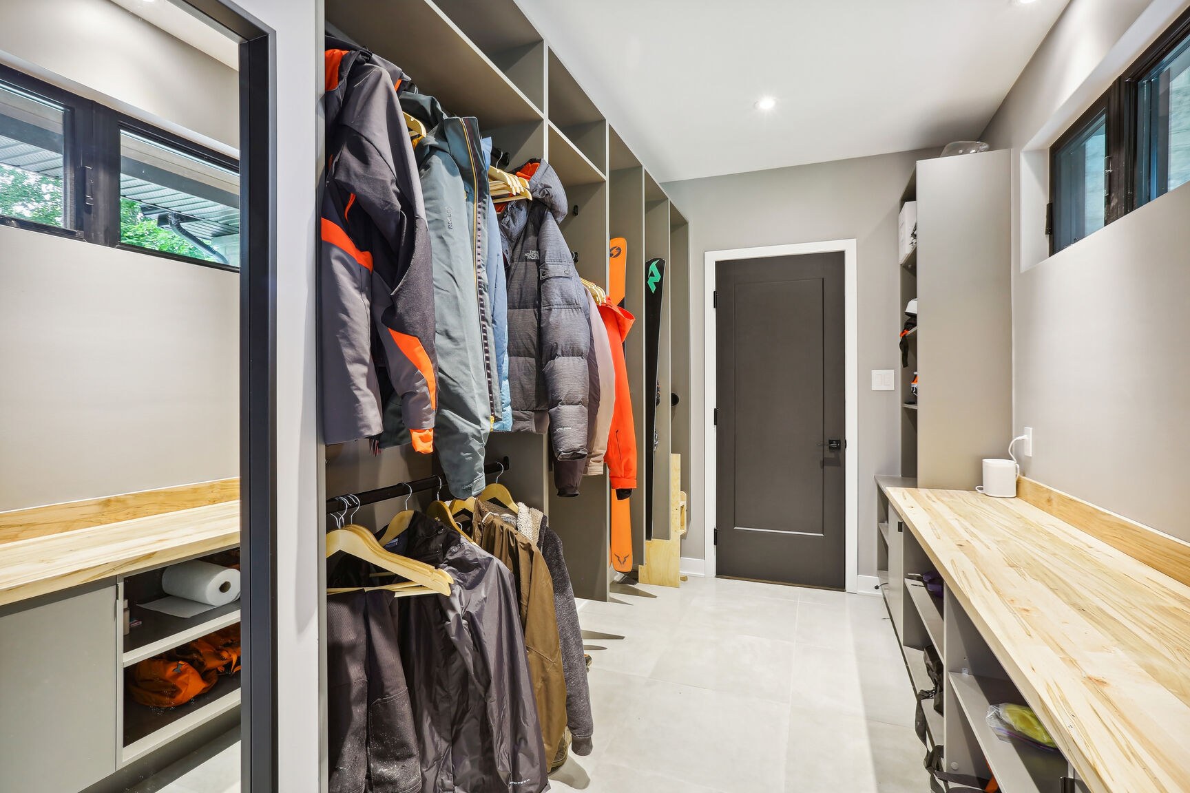 Vestiaire/mudroom avec rangements, idéal pour le ski.