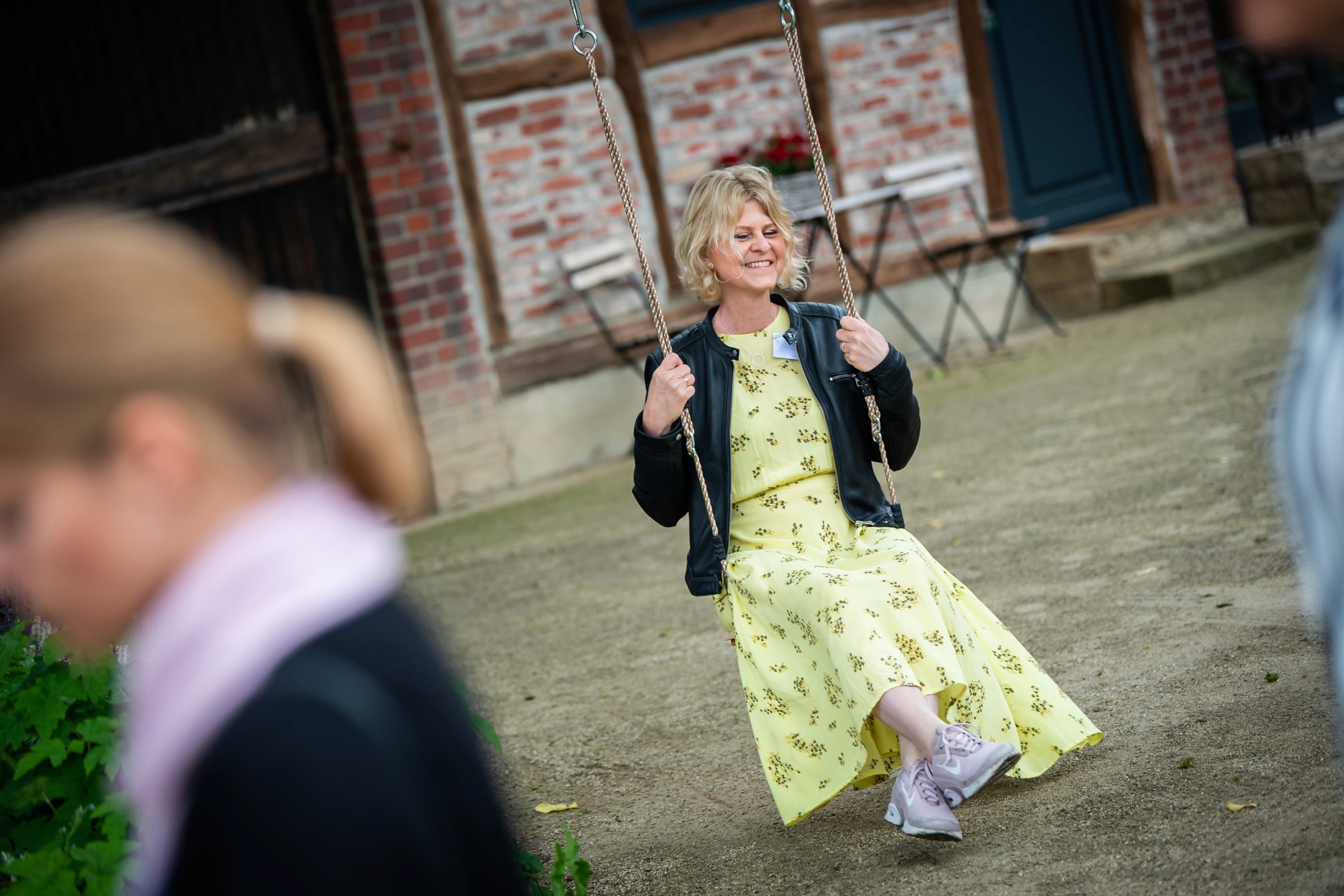 Teilnehmerinnen arbeiten gemeinsam an einem Kreativ-Workshop mit Pflanzen und Bastelmaterialien