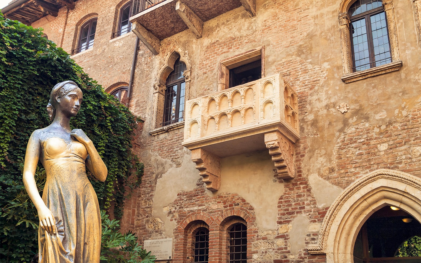 Juliets Hus balkon og statue i Verona, Italien.