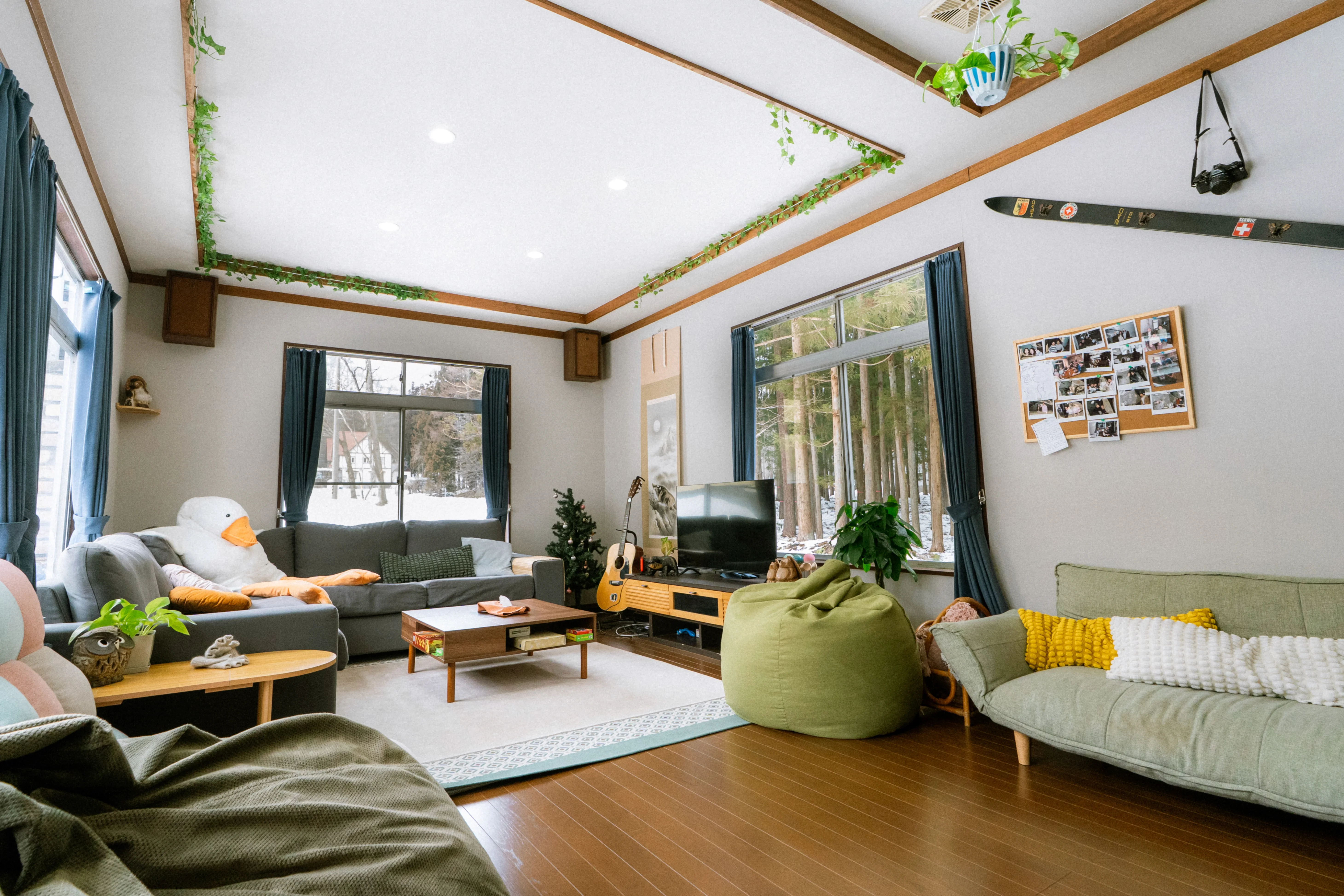 Common room at Sneaky Peaks, Hakuba