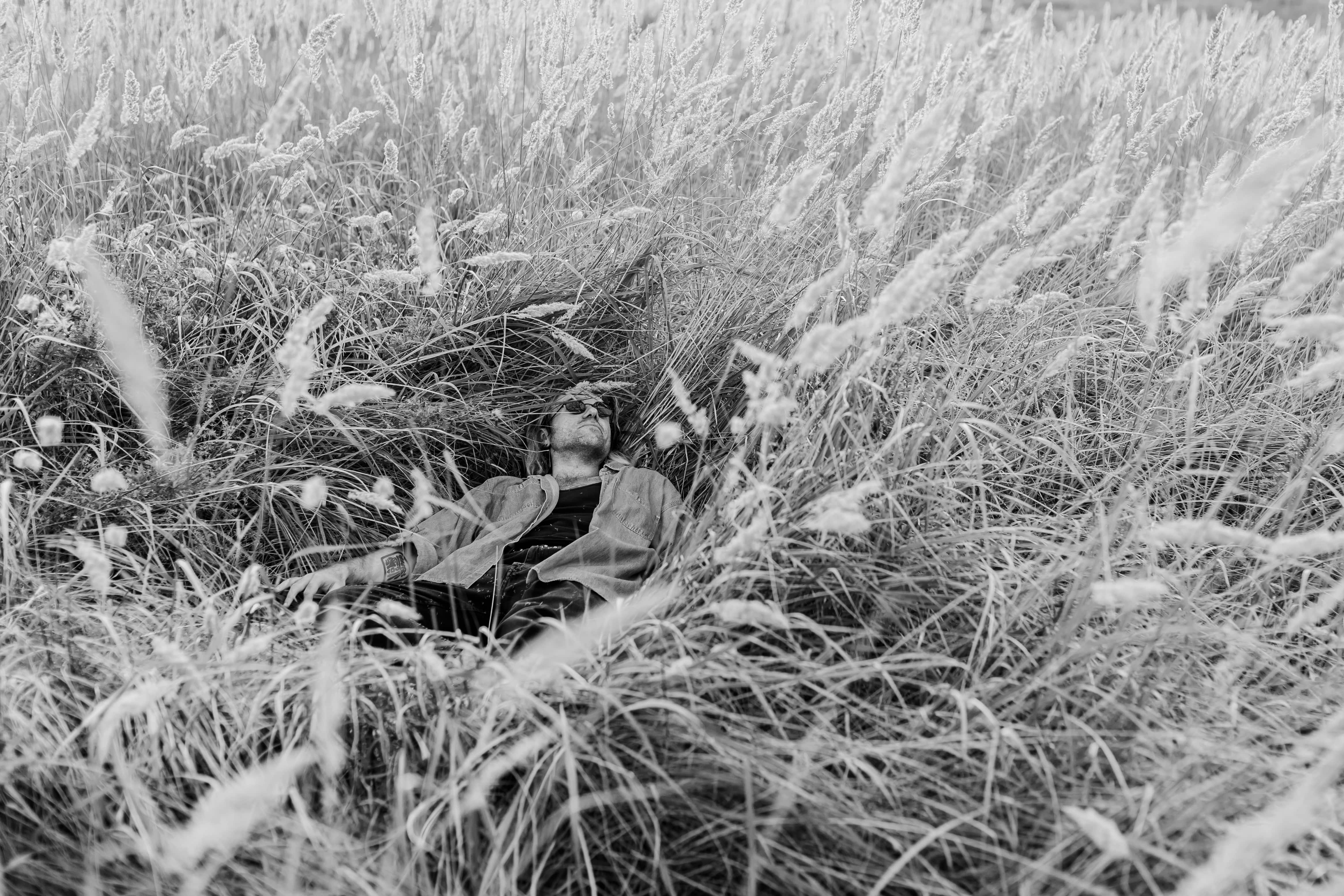 Mężczyzna leżący w trawie