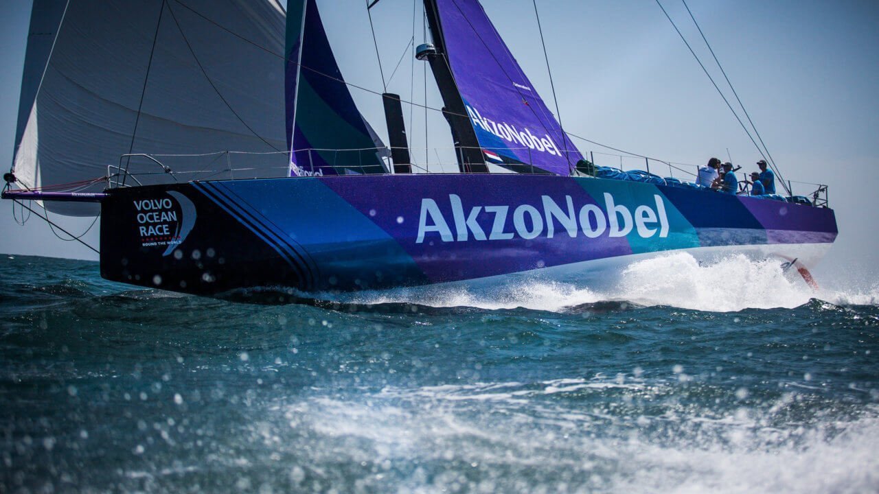 de deelnemende zeilboot van AkzoNobel aan de Volvo Ocean Race