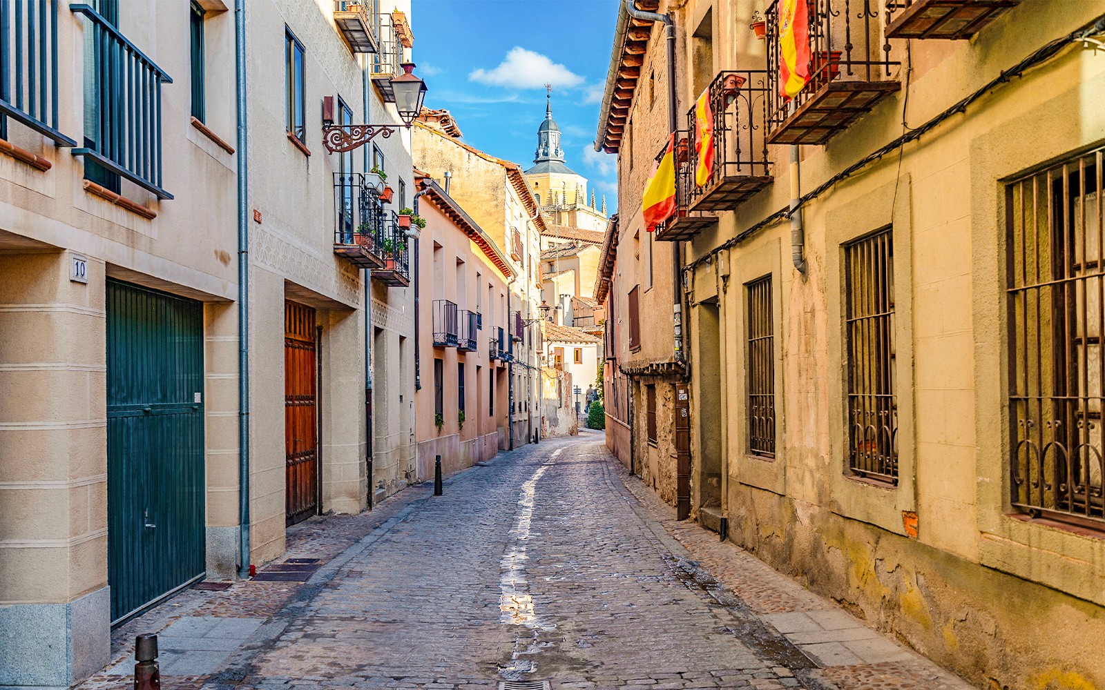 सेगोविया की मध्ययुगीन गलियाँ, जिनके पीछे रोमन एक्वाडक्ट है।