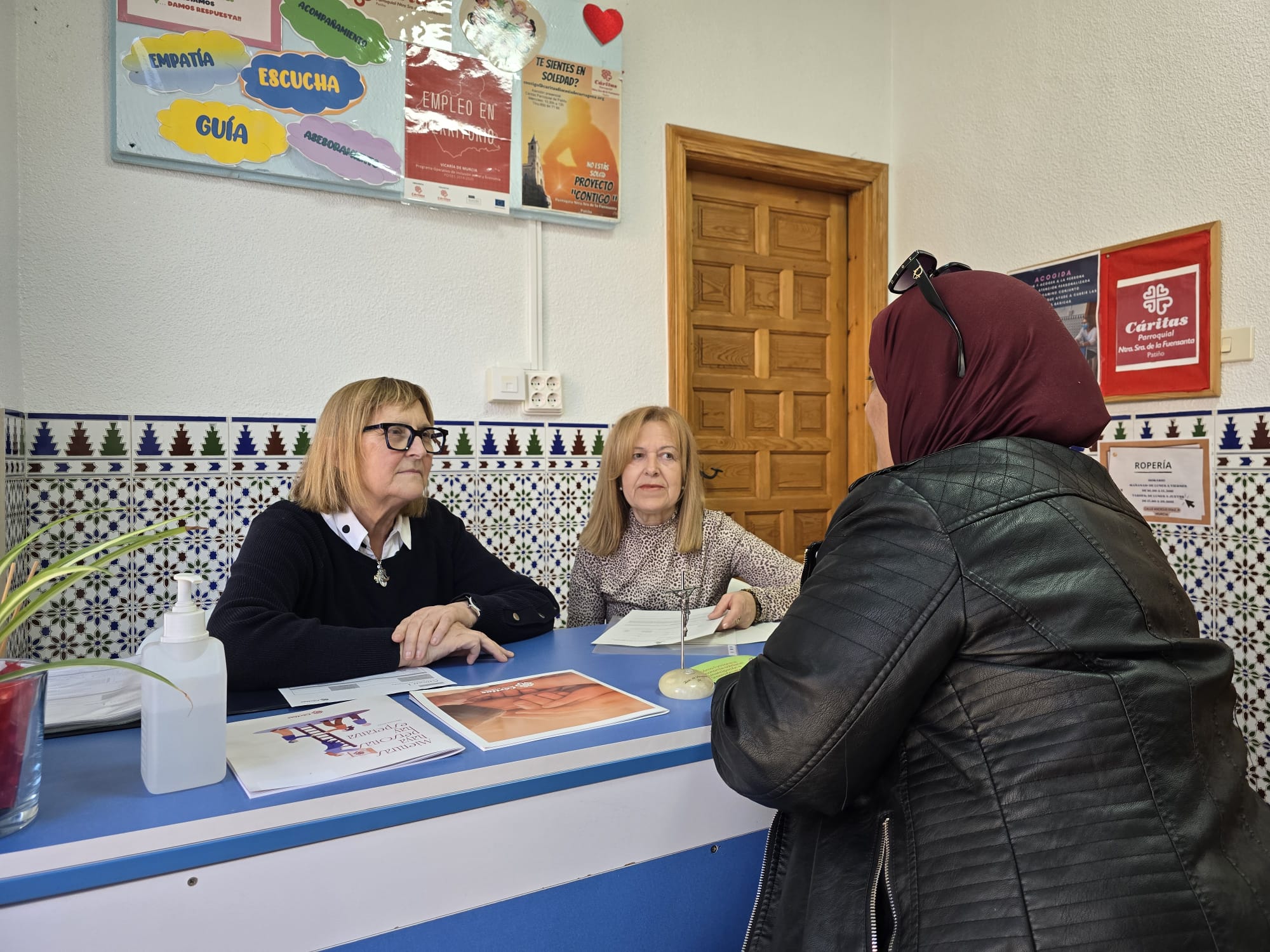 Dos voluntarias de Cáritas se encargan de la acogida