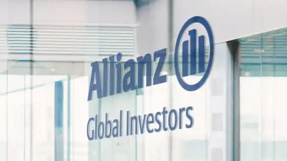 Rótulo corporativo de Allianz Global Investors en la fachada acristalada de sus oficinas, la gestora de fondos del Grupo Allianz especializada en gestión activa e inversión sostenible.